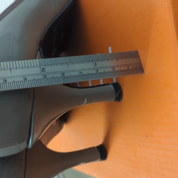 Greige ribbon trimmed pumps size 6.5 - Picture 3 of 12